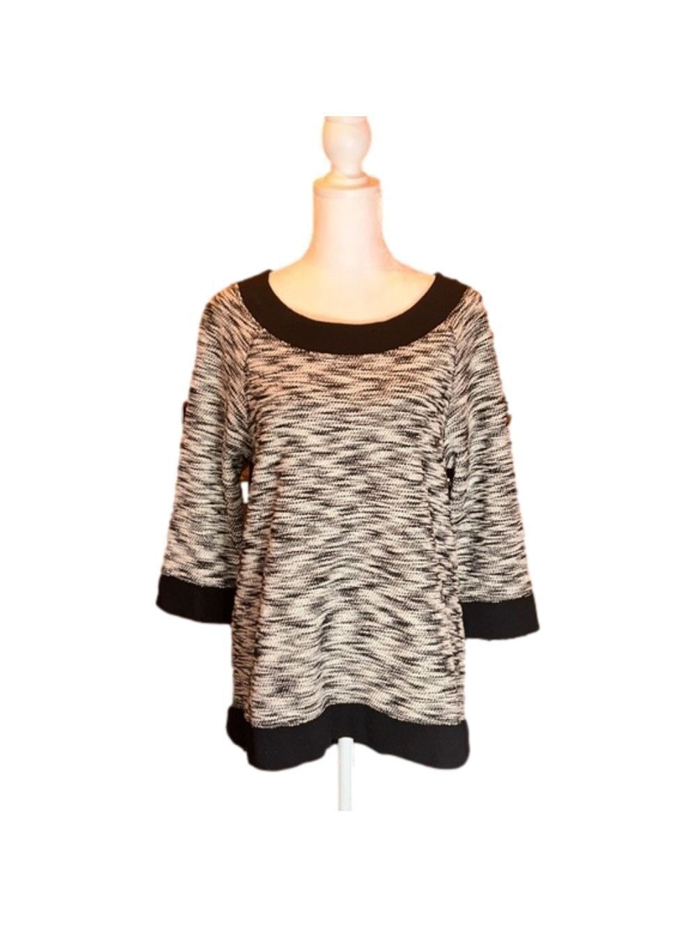 CHICO’S ZENERGY Black & White 3/4 Sleeve Top with Zip Up Back. Size 8/10